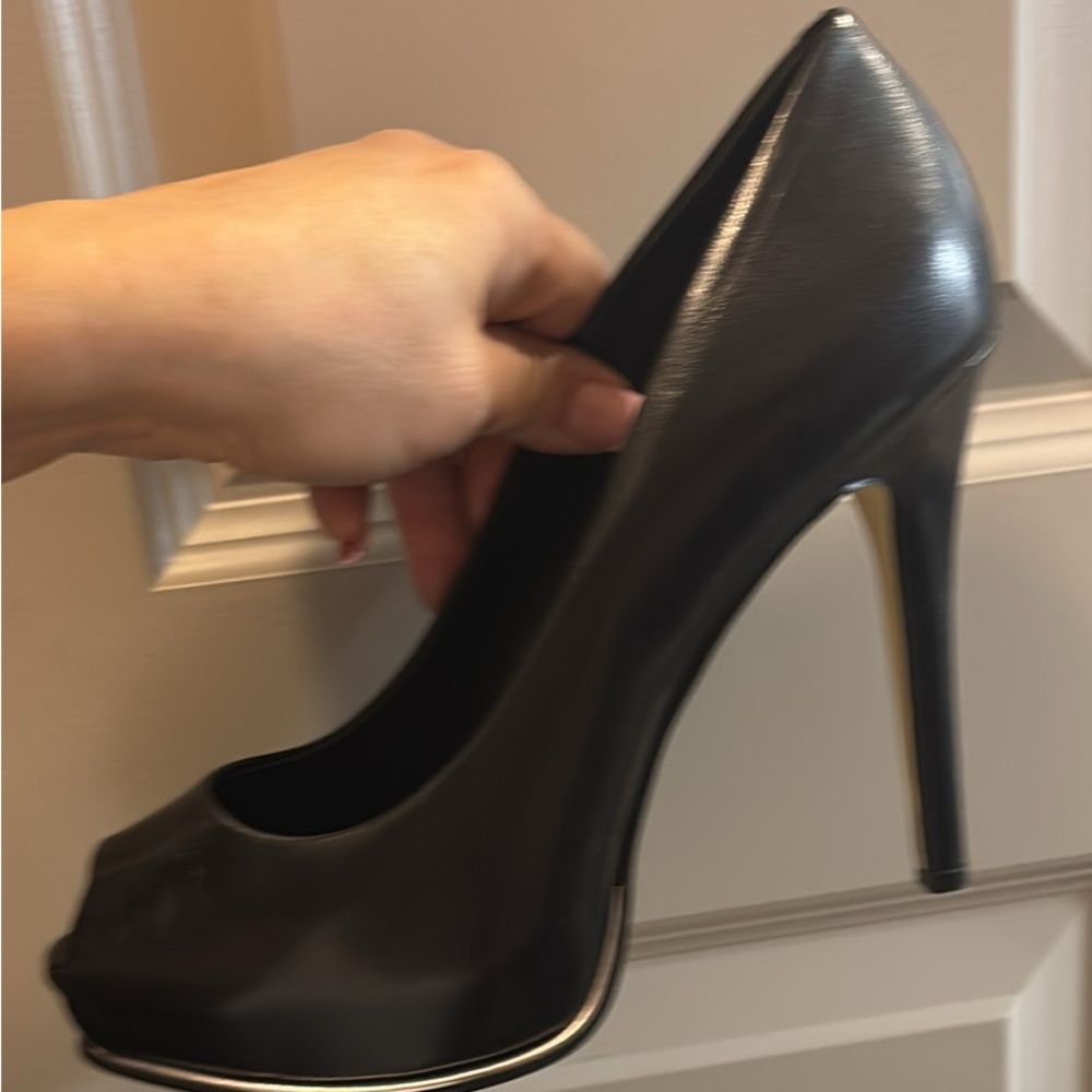 Guess peep toe shoes
